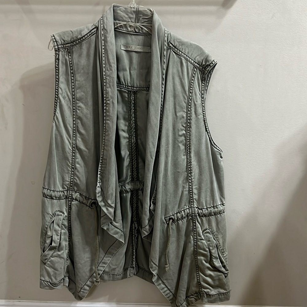 Women’s size Medium utility vest by Maxx Jeans. Army green color.